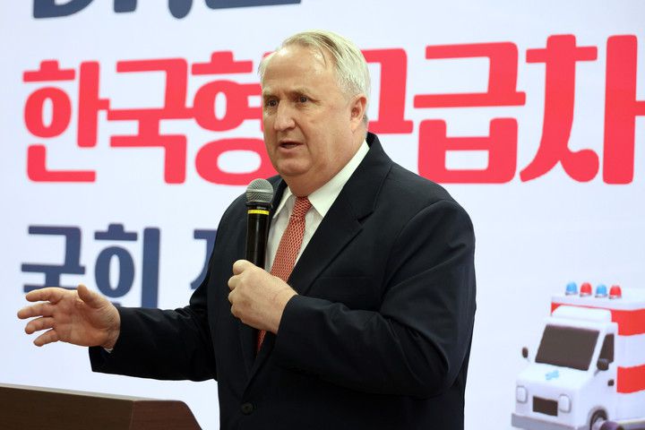 지난 11월 19일 오전 서울 여의도 국회 의원회관에서 열린 'Dr.인요한의 한국형 구급차 2.0 국회 전시회'에서 발언하고 있는 인요한 최고위원