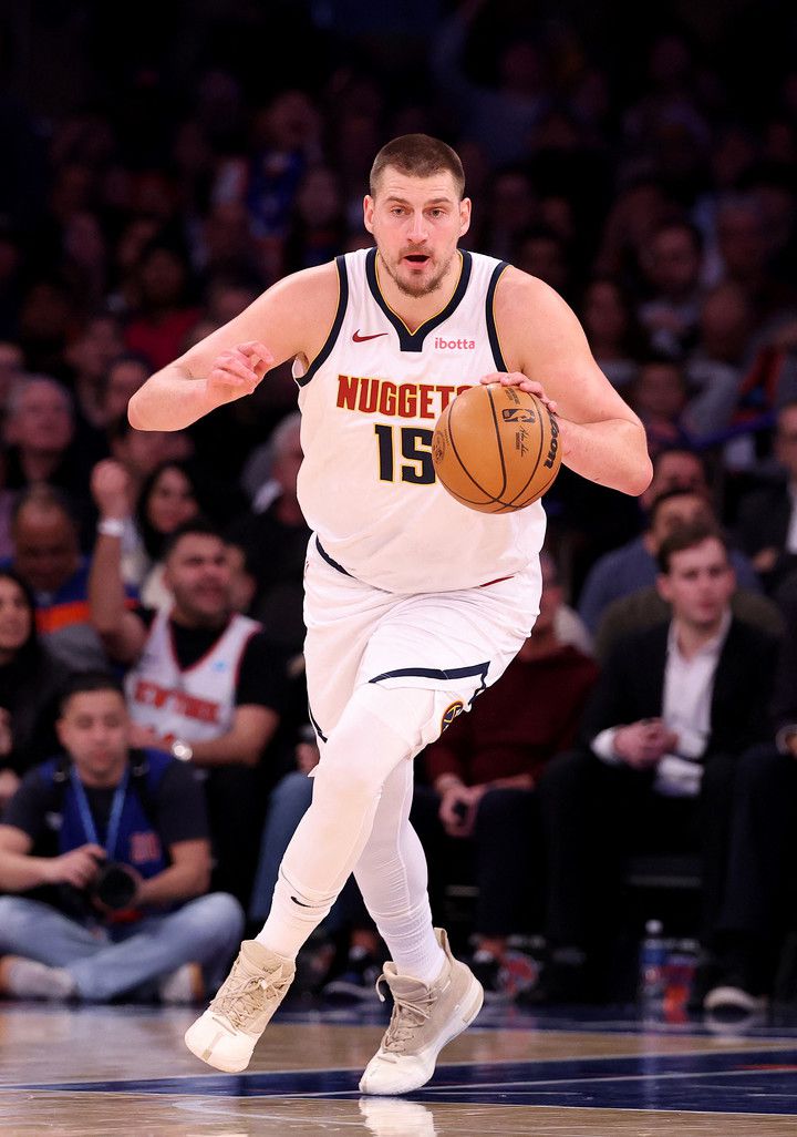 2025년 1월 29일: 덴버 너게츠의 니콜라 요키치(15번)가 뉴욕 매디슨 스퀘어 가든에서 열린 뉴욕 닉스와의 경기 중 플레이를 펼치고 있다. (사진: 알 벨로 / 게티 이미지 북아메리카 / AFP, Getty Images via AFP)