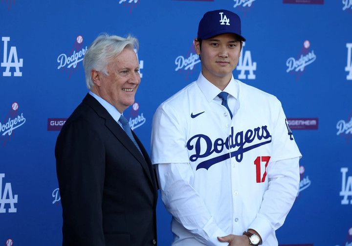 (오타니 쇼헤이 입단식에 참석한 마크 월터(왼쪽) LA 다저스 구단주)