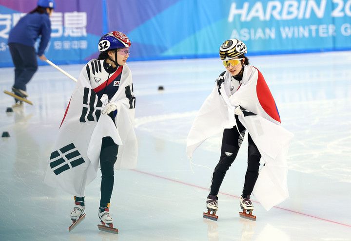 9일 중국 하얼빈 헤이룽장 빙상훈련센터 다목적홀에서 열린 하얼빈 동계아시안게임 쇼트트랙 여자 1000m 결승에서 금메달을 차지한 최민정(왼쪽)과 은메달을 차지한 김길리가 태극기를 두르고 세리머니를 하고 있다.