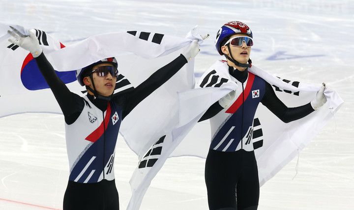 9일 중국 하얼빈 헤이룽장 빙상훈련센터에서 열린 동계아시안게임 쇼트트랙 남자 1000m 결승에서 우승한 장성우와 은메달 박지원이 태극기 세리머니를 하고 있다.