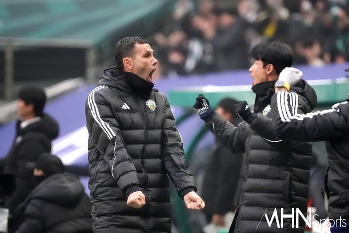 16일 김천상무와 경기 도중 박진섭의 동점골이 나오자 기뻐하는 전북 현대 거스 포옛 감독
