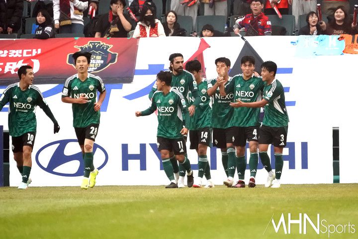 16일 김천상무와 경기에서 박진섭의 동점골이 터지자 기뻐하는 전북 현대 선수들