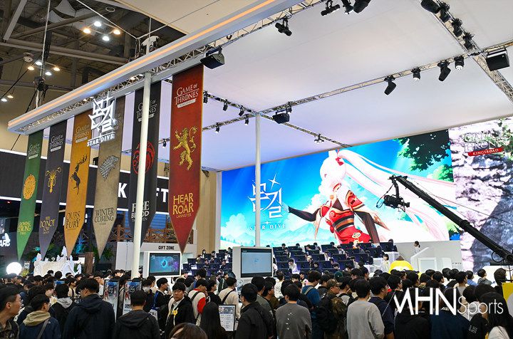 16일 부산 벡스코 \'2024 지스타\' 넷마블 부스 앞에서 \'몬길: STAR DIVE\' 시연을 위해 게이머들이 줄을 서고 있다.