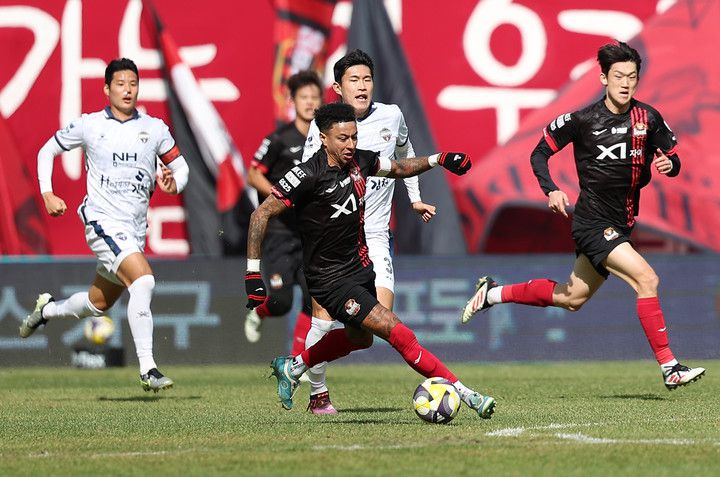 3일 서울월드컵경기장에서 열린 김천상무와 경기에서 드리블을 하는 FC서울 제시 린가드