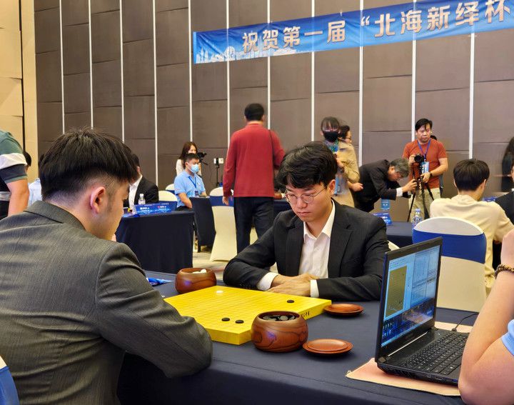 안성준 9단(오른쪽)이 리쉬안하오 9단과의 대국에서 수읽기에 몰두하고 있다.(사진 한국기원 제공)