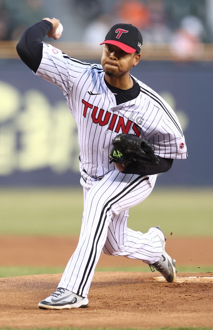 25일 잠실야구장에서 열린 2025 KBO리그 한화 이글스 대 LG 트윈스 경기. 1회 초 LG 선발투수 에르난데스가 역투하고 있다. 2025.3.25