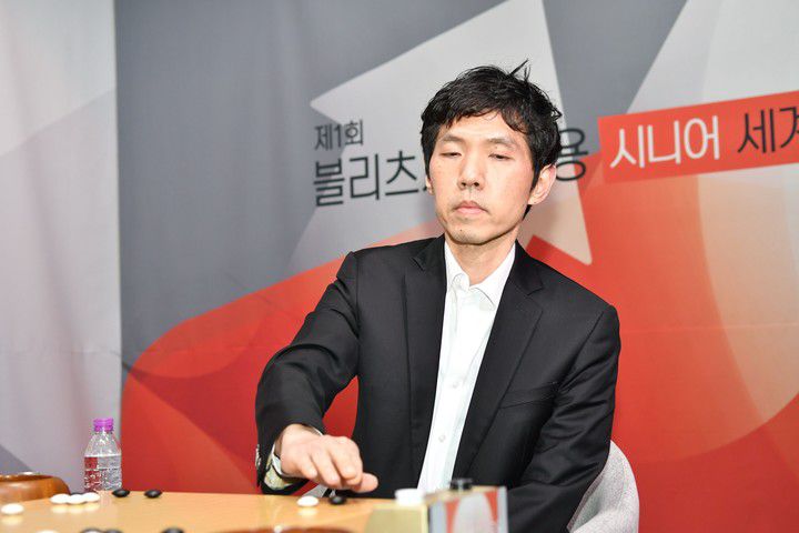 이창호 9단이 신중하게 착점하고 있다.(사진 한국기원 제공)