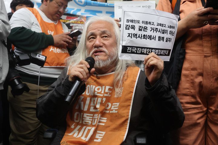 박경석 전장연 대표가 지난 21일 서울 지하철 4호선 혜화역에서 열린 제62차 '출근길 지하철 탑니다' 시위에서 발언하는 모습이다.