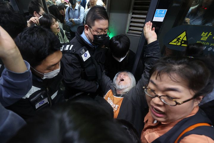 박경석 전국장애인차별철폐연대(전장연) 대표가 지난 21일 서울 지하철 4호선 혜화역에서 제62차 '출근길 지하철 탑니다' 시위를 벌이던 중 이를 저지하던 서울교통공사 관계자와 충돌하며 넘어졌다.