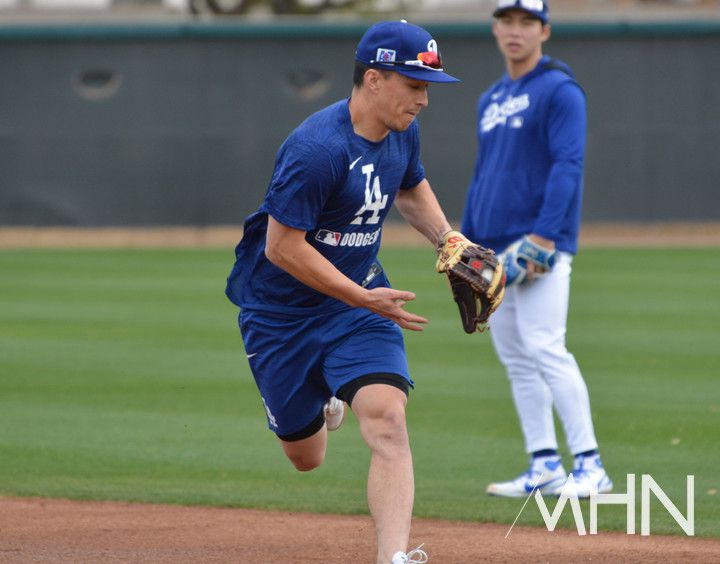(김혜성(오른쪽)이 스프링캠프에서 토미 에드먼의 수비훈련 모습을 지켜보고 있다)