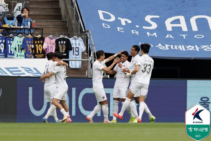 5일 울산과 경기에서 오베르단의 선제골이 터지자 기뻐하는 포항 선수들