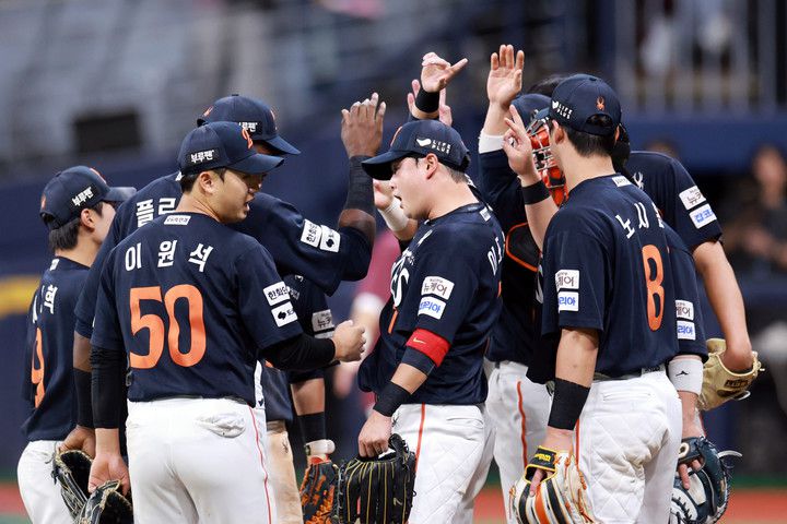 9일 서울 고척스카이돔에서 열린 키움과 경기에서 승리한 뒤 기뻐하는 한화 선수들