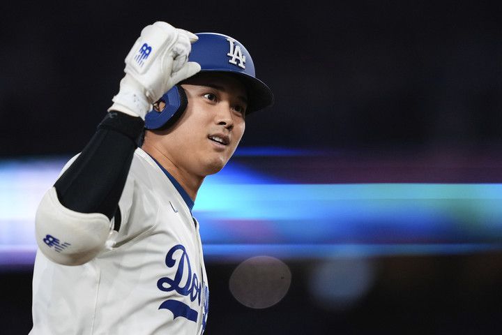 2025년 5월 15일(현지시간), 미국 로스앤젤레스에서 열린 오클랜드 애슬레틱스와의 경기 3회말, 3점 홈런을 터뜨린 뒤 환호하는 LA 다저스의 오타니 쇼헤이.