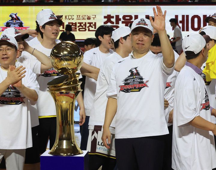 17일 2024-2025 프로농구 챔피언결정전 우승을 차지한 뒤 기쁨의 눈물을 흘리는 창원 LG 조상현 감독