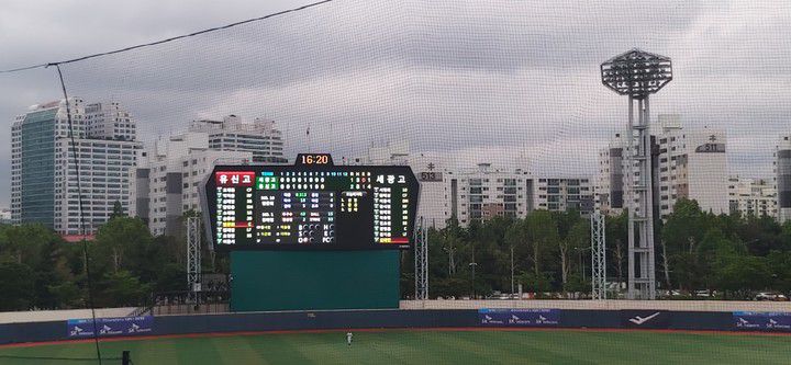 8회초까지 유신고가 세광고를 2-1로 앞서고 있음을 보여주는 전광판.(사진 MHN 엄민용 선임기자)