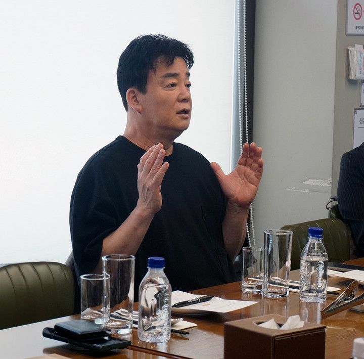 미디어 간담회서 발언 중인 백종원 더본코리아 대표