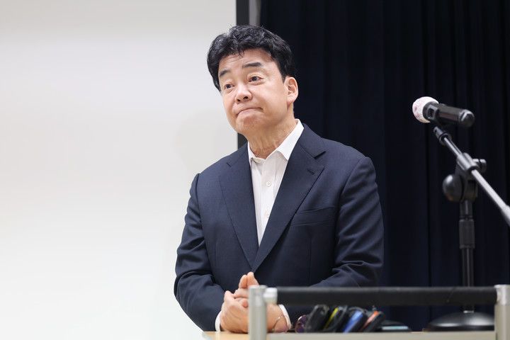 백종원 더본코리아 대표가 지난 3월 28일 서울 서초구 스페이스쉐어 강남역센터에서 열린 첫 정기 주주총회를 마친 뒤 언론 앞에서 입장 표명 및 질의 응답 시간을 갖고 있다.