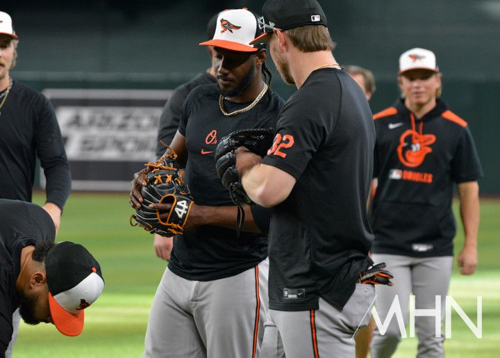 (볼티모어 선수들이 경기 전 필드에서 몸을 풀고 있다)