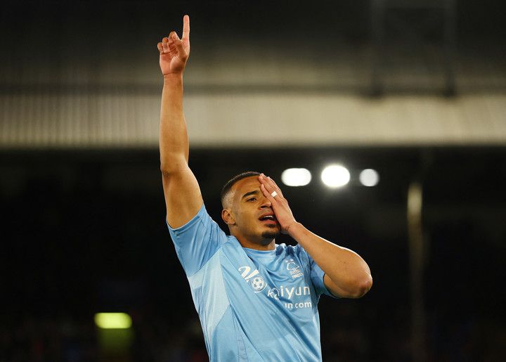 2025년 5월 5일, 영국 런던 셀허스트 파크에서 열린 프리미어리그 크리스탈 팰리스와 노팅엄 포레스트의 경기 중노팅엄 포레스트의 무리요가 팀의 첫 번째 골을 넣은 뒤 환호하고 있다.