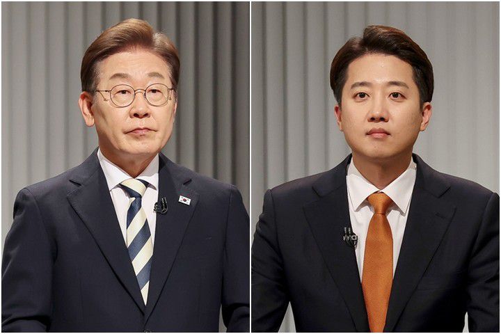 더불어민주당 이재명(왼쪽)·개혁신당 이준석 대선후보가 23일 서울 여의도 KBS 스튜디오에서 열린 제21대 대선 2차 후보자 토론회를 준비하고 있다.