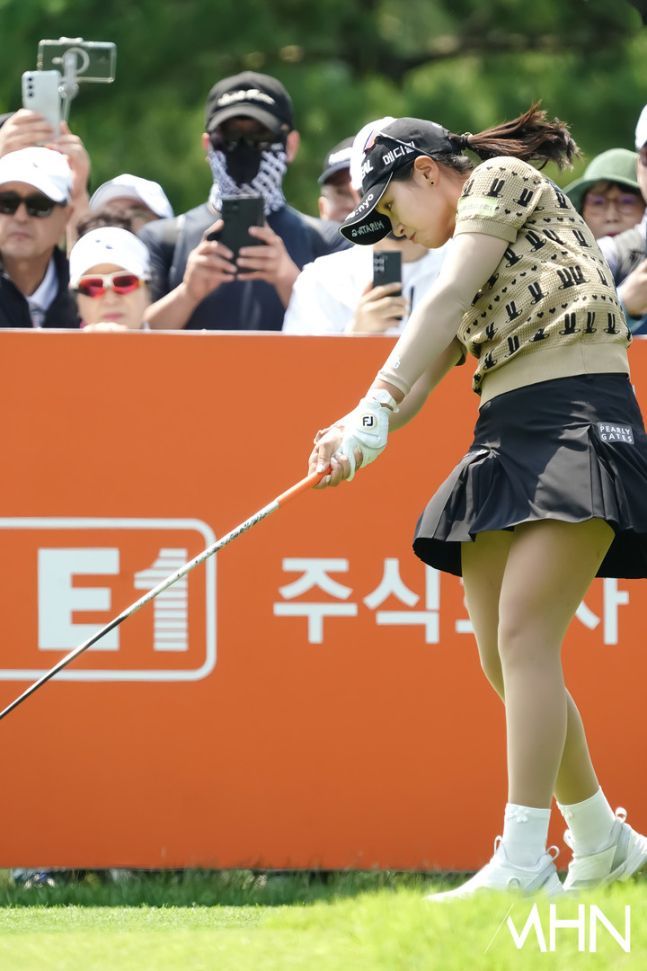 박현경이 25일 열린 E1 채리티 오픈 최종라운드에서 샷을 하고 있다.