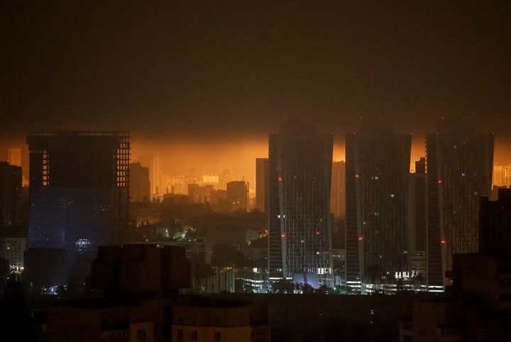 25일(현지시간) 우크라이나 키이우 상공에서 요격된 러시아 드론​​​​​​​[로이터 연합뉴스]