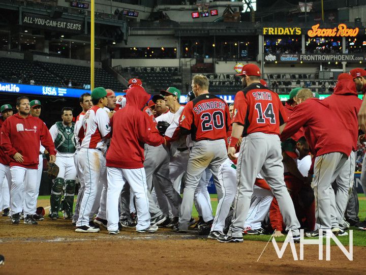 (지난 2013년 월드베이스볼클래식(WBC) '멕시코대 캐나다'전에서 발생한 벤치클리어링 장면. 맨 왼쪽에 전 롯데선수 카림 가르시아의 모습도 보인다)