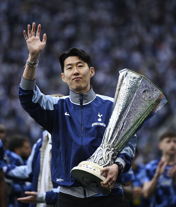 26일 브라이튼과 경기 종료 후 유럽축구연맹 유로파리그 우승 트로피를 들고 팬들에게 인사하는 토트넘 홋스퍼의 손흥민