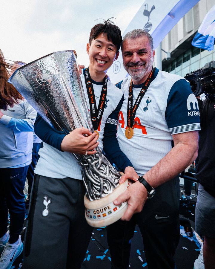 유로파리그 트로피를 든 손흥민과 포스테코글루 감독