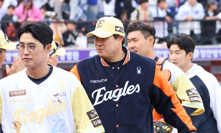 6일 삼성 라이온즈를 상대로 승리를 거둔 뒤 기뻐하는 한화 이글스 선수들