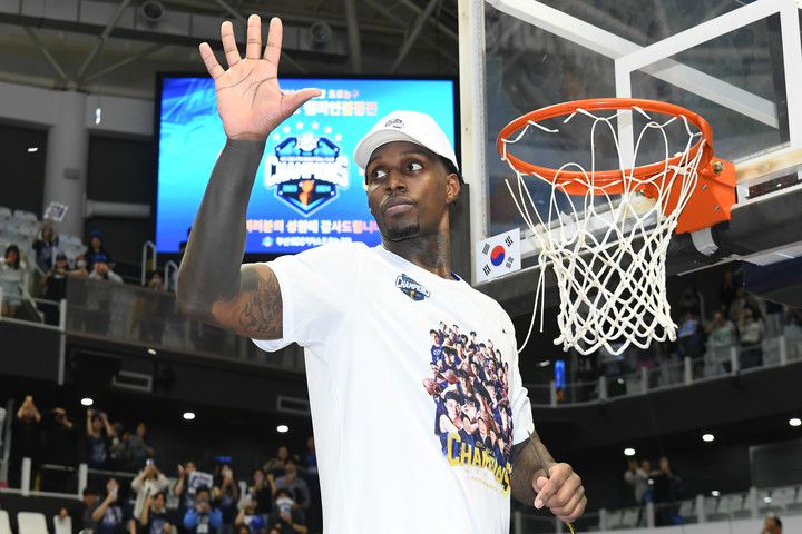 2023-2024 프로농구 챔피언결정전 5차전에서 승리하며 부산 KCC의 우승이 확정된 뒤 그물 컷팅 세레머니를 하는 라건아