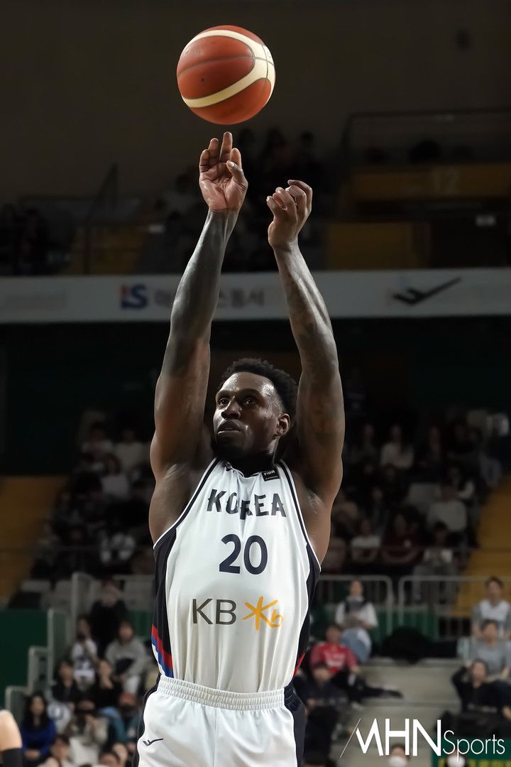 지난해 2월 원주종합체육관에서 '2025 FIBA 아시아컵' 1라운드 A조 태국과 경기에 출전한 라건아