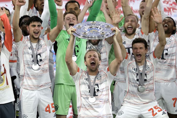 11일 2024-2025시즌 독일 분데스리가 우승 시상식에서 트로피를 들고 기뻐하는 바이에른 뮌헨의 해리 케인