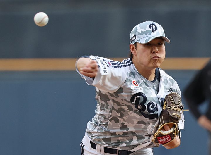 5일 서울 잠실야구장에서 열린 KIA와 경기에 두산 선발투수로 나서 역투하는 최원준