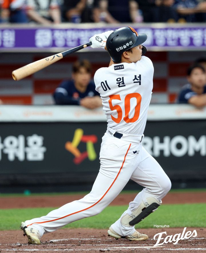 11일 대전 한화생명 볼파크에서 열린 두산 베어스와 경기에서 2회말 좌월 만루홈런을 때려내고 있는 한화 이글스 이원석