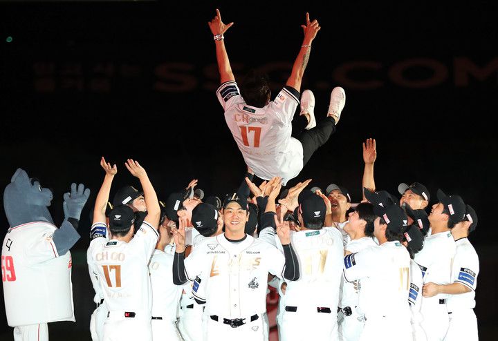 추신수 SSG 랜더스 구단주 보좌역 겸 육성총괄이 14일 인천 SSG랜더스필드에서 열린 자신의 은퇴식에서 동료들로부터 헹가래를 받고 있다. 2025.6.14