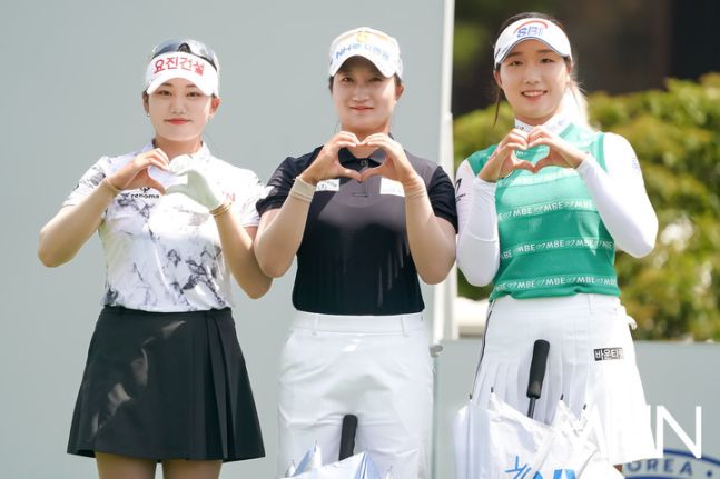 (왼쪽부터) 노승희, 김시현, 이동은이 15일 열린 한국여자오픈 최종 4라운드를 출발하면서 포즈를 취하고 있다.