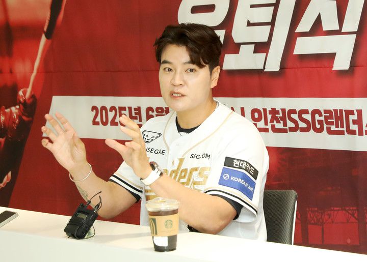 추신수 SSG 랜더스 구단주 보좌역 겸 육성총괄이 14일 인천 SSG랜더스필드에서 열린 자신의 은퇴식에서 취재진과 인터뷰하고 있다. 2025.6.14