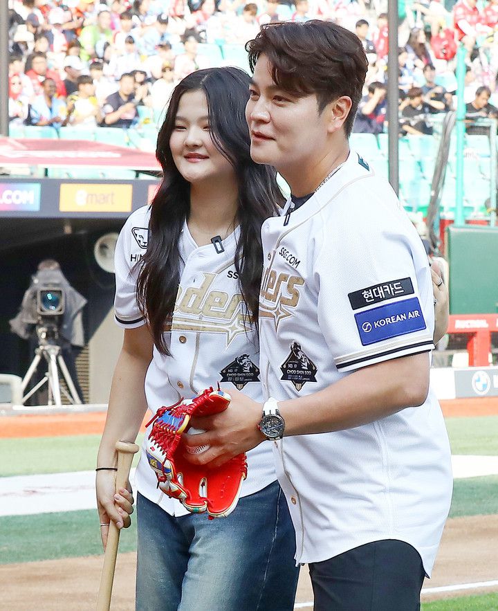 추신수 SSG 랜더스 구단주 보좌역 겸 육성총괄의 은퇴식이 열린 14일 인천 SSG랜더스필드에서 시포에 나선 추 보좌역이 시타자로 나선 자신의 딸 추소희 양을 안아주고 있다. 2025.6.14