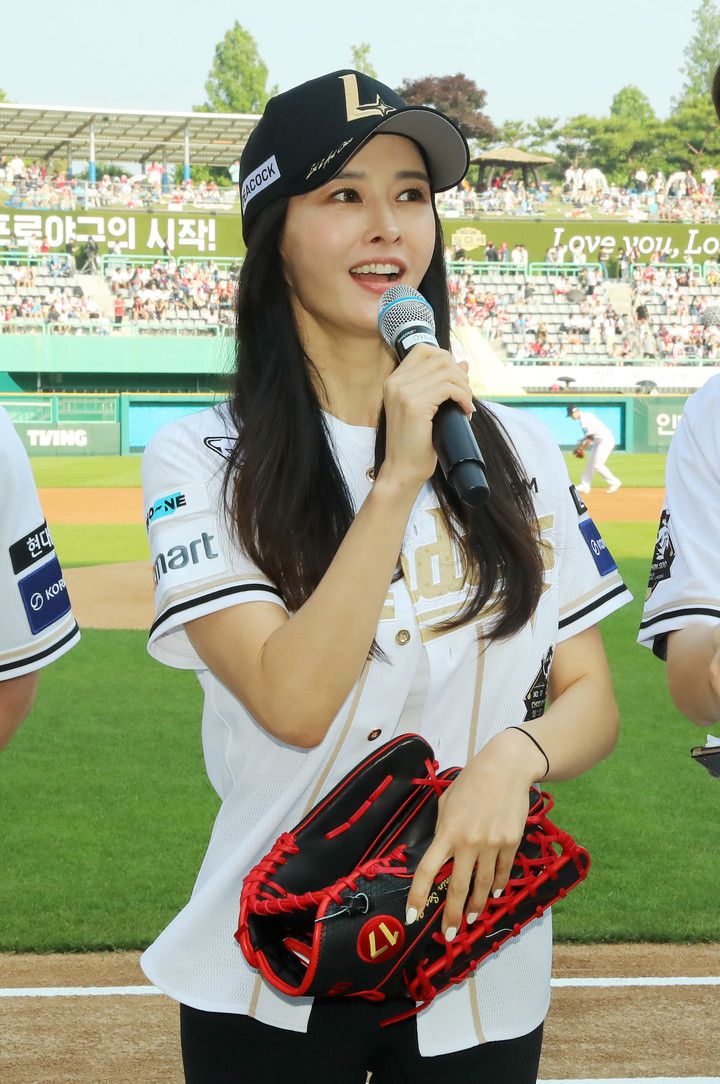 추신수 SSG 랜더스 구단주 보좌역 겸 육성총괄의 은퇴식이 열린 14일 인천 SSG랜더스필드에서 추 보좌역의 아내 하원미가 시구에 앞서 인사말하고 있다. 2025.6.14