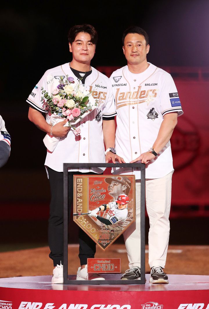 추신수 SSG 랜더스 구단주 보좌역 겸 육성총괄이 14일 인천 SSG랜더스필드에서 열린 자신의 은퇴식에서 김재현 단장과 기념촬영하고 있다. 2025.6.14