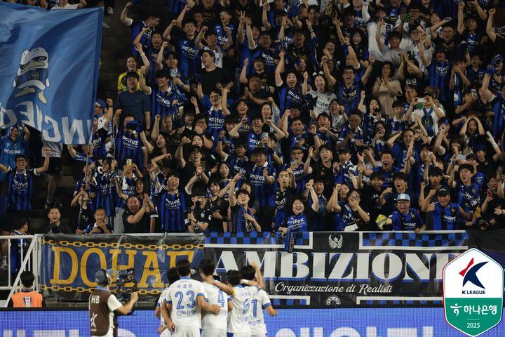 15일 수원 삼성과 경기에서 박승호의 골이 터지자 환호하는 인천 유나이티드 서포터즈