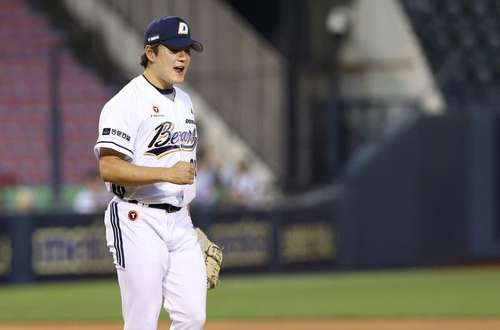 15일 서울 잠실야구장에서 열린 키움과 경기에서 세이브를 달성한 뒤 기뻐하는 두산 마무리 김택연