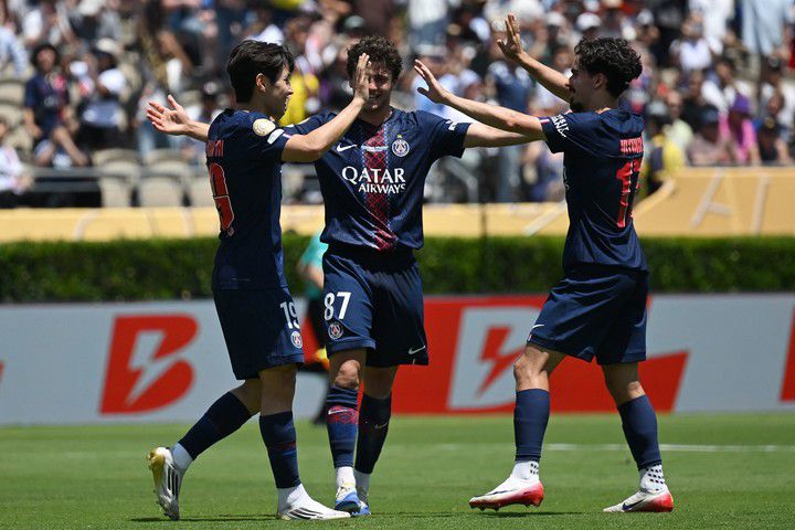 16일 아틀레티코 마드리드전에서 후반 추가시간 이강인(맨 왼쪽)이 페널티킥을 성공시킨 뒤 함께 기뻐하는 파리 생제르맹 선수들