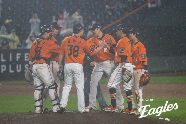 15일 대전 한화생명 볼파크에서 열린 LG 트윈스와 경기에서 승리를 거둔 뒤 세레머니를 하는 한화 선수들