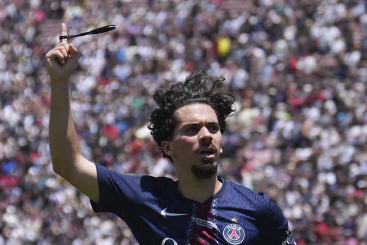 16일 아틀레티코 마드리드전에서 골을 넣은 뒤 세레머니하는 파리 생제르맹의 비티냐