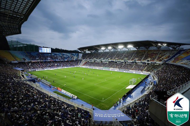 15일 22,625명의 관중이 운집해 K리그2 역대 최다 관중 신기록이 세워진 수원월드컵경기장