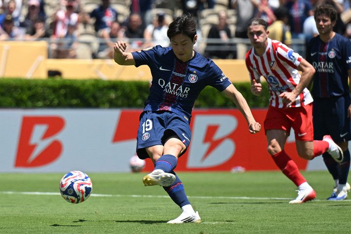 16일 아틀레티코 마드리드와 경기에서 후반 추가시간 페널티킥 키커로 나서 성공시키고 있는 파리 생제르맹의 이강인