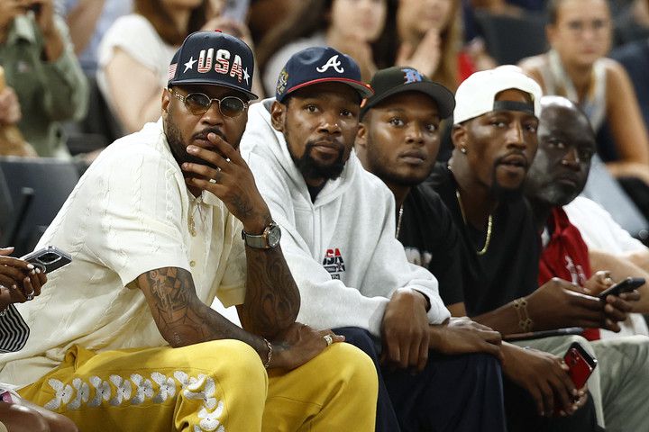 르브론 제임스와 케빈 듀란트, 뱀 아데바요 등 미국 남자농구 대표팀 선수들이 10일 미국 여자농구 대표팀의 준결승전을 지켜보고 있는 모습